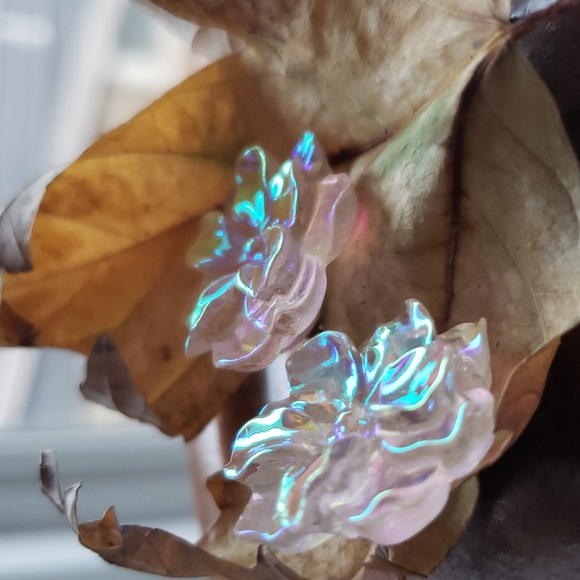 Women's Irridescent Camellia Flower Stud Earrings. NWT - Picture 12 of 13